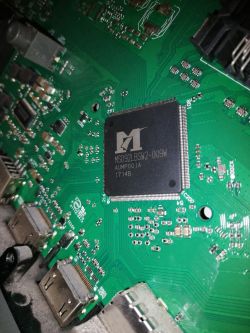 Zbliżenie na płytę główną telewizora Grundig z układem MSD92LBSW2-009W.