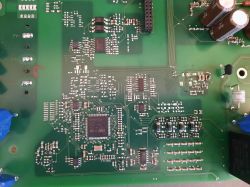 Układ przetwornicy DC-DC z widocznymi elementami elektronicznymi na płytce drukowanej