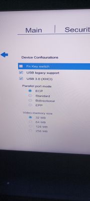 Ekran ustawień konfiguracji urządzeń w BIOS-ie z zaznaczoną opcją USB 3.0 (XHCI).