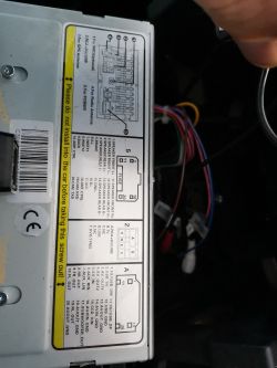 Podłączenie kamery cofania do radio-nawigacji w KIA Sportage III 2011 - Brak wtyczki mini isi