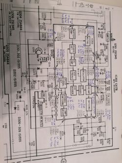 Diagram układu elektronicznego z naniesionymi napięciami na pinach.