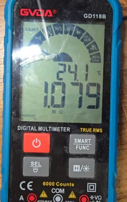 Pomiar multimetrem GVDA GD118B z wynikiem 1.079 MΩ i temperaturą 24,1°C.