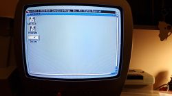 Komputer Amiga600 podłączony do telewizora CRT marki Philips z wyświetlanym obrazem.