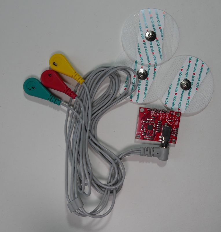 Moduł AD8232 z trzema kablami i elektrodami samoprzylepnymi na białym tle