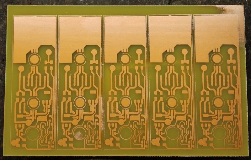 Widok na płytki drukowane z wyfrezowanymi ścieżkami, przygotowane do montażu komponentów elektronicznych.