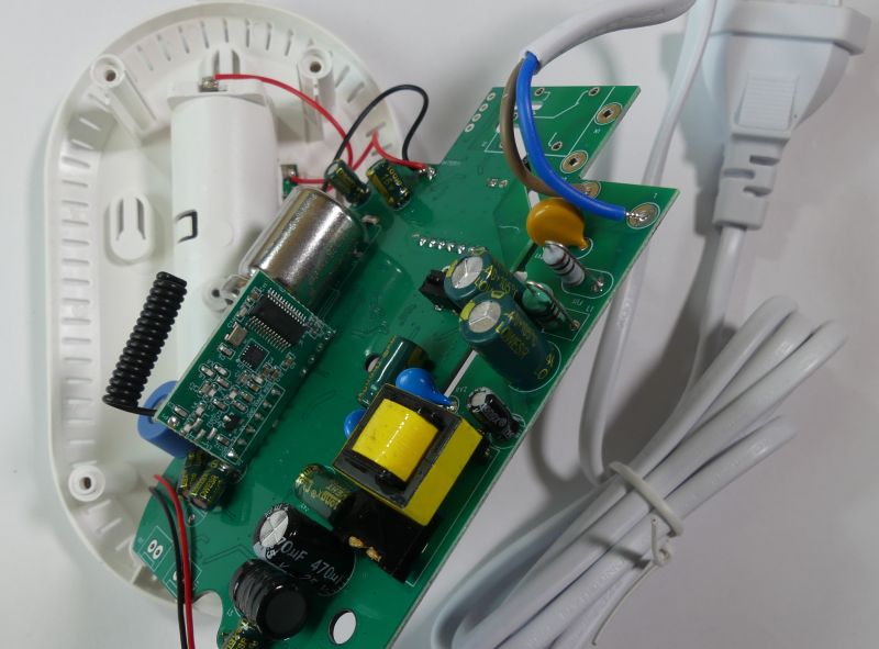 Płytka drukowana z podzespołami elektronicznymi i przewodem zasilającym