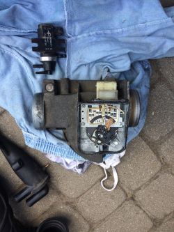 Czy całkowite otwarcie klapy w przepływomierzu AEL ma minusy?