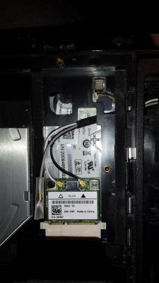 Wnętrze laptopa Dell Vostro 1320 z kartą Wi-Fi DW 1397 i podłączonymi antenami.