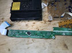Wnętrze odtwarzacza DVD z widocznymi płytkami PCB i napędem.