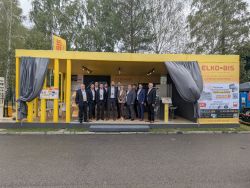 Grupa osób przed żółtym stoiskiem ELKO-BIS na targach energetycznych ENERGETAB.