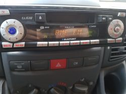 Jak podłączyć AUX do radia BLAUPUNKT DUBLIN C32 bez stałego plusa?