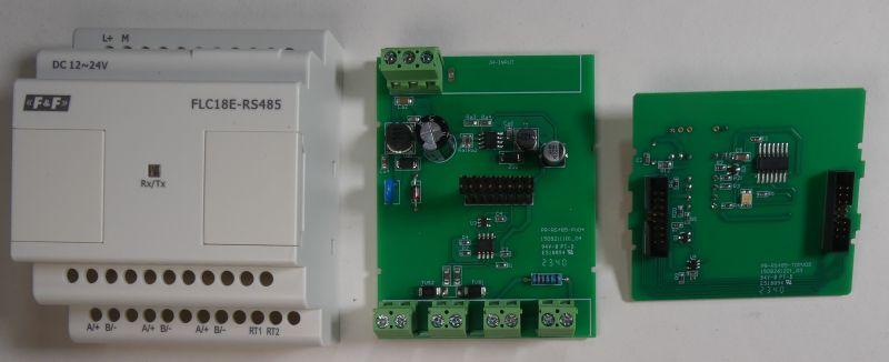 Kontroler FLC18E-RS485 z firmy F&amp;F oraz dwie płytki drukowane do komunikacji i sterowania.