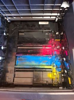 Wnętrze drukarki Kyocera FS-C2126MFP+, widoczny rozsypany toner.