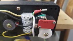 Jak podłączyć siłownik i wyłącznik czasowy do drzwi kurnika?