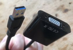 Wnętrze huba USB oferującego HDMI, VGA, Ethernet, Audio (BlitzWolf BW-TH8)