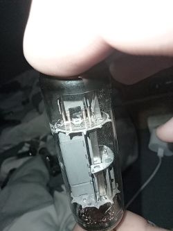 Lampa elektronowa trzymana w palcach, widoczne szczegóły wewnętrznej struktury