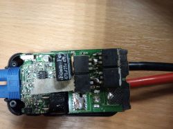 Uszkodzona płytka PCB z przepalonymi mosfetami i napęczniałym kondensatorem