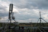 Czy jednorazowe przebywanie 30-45 min na dachu z BTS jest szkodliwe?