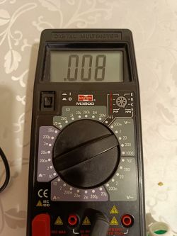 Cyfrowy multimetr Mastech M3900 z odczytem 0.008 na wyświetlaczu