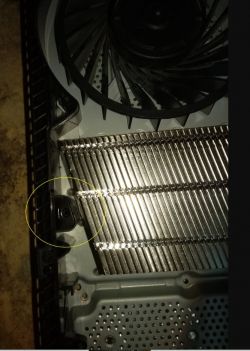 Gdzie zamontować dwie części po rozkręceniu konsoli PS4 Slim?