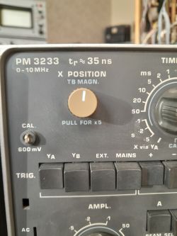 Panel przedni oscyloskopu Philips PM 3233 z pokrętłami i przyciskami sterującymi