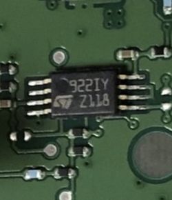 Zbliżenie na układ scalony EEPROM marki STMicroelectronics zamontowany na zielonej płytce drukowanej.
