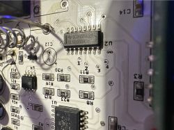 Układ elektroniczny z układem scalonym ULN2003A i kilkoma rezystorami na płytce drukowanej.