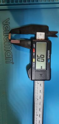 Suwmiarka cyfrowa mierząca małe gniazdo USB-C, pokazująca wartość 9,0 mm na niebieskiej macie Velleman.