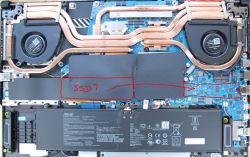 Wnętrze laptopa z widocznymi elementami elektronicznymi i zaznaczonym potencjalnym miejscem na SSD.