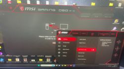 Zrzut ekranu z monitora MSI pokazujący menu OSD i instrukcje dotyczące podłączenia kabla.