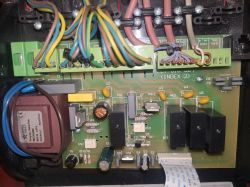 Sterownik pieca z widocznymi przewodami i komponentami elektronicznymi.