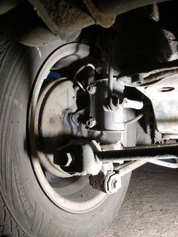 Dlaczego przy określonych temperaturach włącza się ABS w Toyocie Avensis T22?