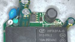 Sterownik Shelly 2.5 do rolet z widocznymi elementami elektronicznymi na płytce PCB.