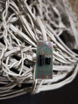 Zbliżenie na płytkę sterownika lampek LED z oznaczeniem LX-01 i elementami elektronicznymi