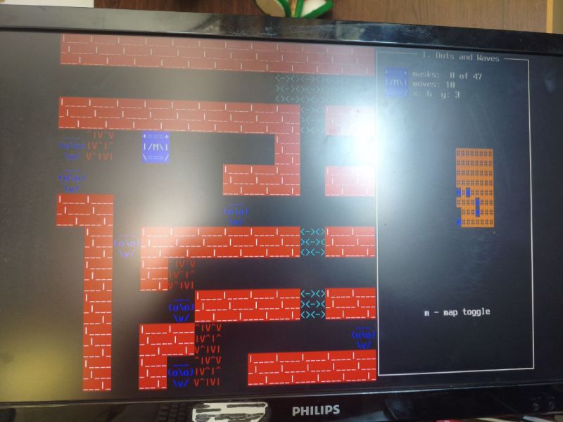 Kolorowa gra ASCII na ekranie monitora z mapą i tekstową grafiką.
