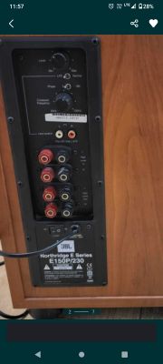 Tył subwoofera JBL E150P/230 z kilkoma złączami i pokrętłami.