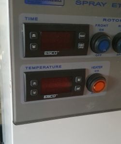 Panel sterujący z dwoma wyświetlaczami ESCO do regulacji czasu i temperatury.