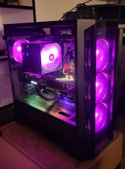 Komputer stacjonarny z podświetleniem RGB i kartą graficzną GeForce RTX wewnątrz obudowy.