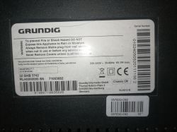 Etykieta na urządzeniu marki GRUNDIG z danymi technicznymi i ostrzeżeniami.