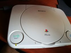PsOne SCPH 102 nie włącza się - brak zasilania, przypalony element na płycie