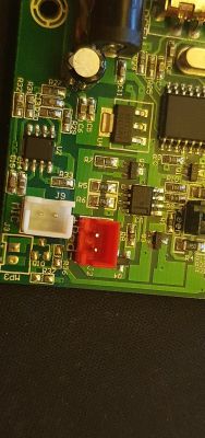 Jak naprawić płytkę projektora YX-23M? Grzeje się AMS1117, LM358.