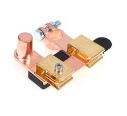 Zimowe ręczne wspomaganie akumulatora samochodowego.