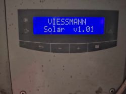 Panel sterownika instalacji solarnej Viessmann z wyświetlaczem pokazującym Solar v1.01.