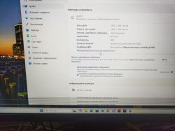 Ekran komputera z poziomymi migającymi paskami przy dolnej krawędzi monitora Gigabyte