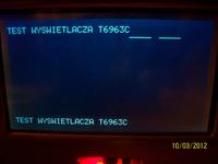 Dlaczego wyświetlacz RG240128B migocze przy maksymalnym kontraście?