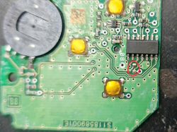 PILOT Megan S118589001E-Uszkodziła się obudowa pilota, i dwa te kondensatory pos