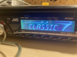 Radio samochodowe JVC KD-G342 z wyświetlaczem pokazującym ikonę Bluetooth i napis CLASSIC.