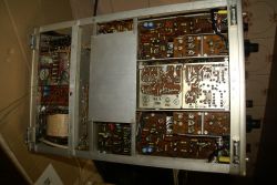 Widok wnętrza oscyloskopu Kabid DT 525A z widocznymi układami elektronicznymi i płytkami PCB.