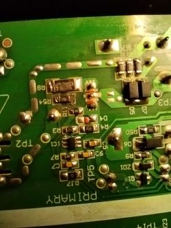 Uszkodzona płytka PCB z przypalonymi rezystorami R8 i R54 w ładowarce Parkside