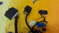 Identyfikacja i podłączenie sterownika centralnego zamka - pytanie o producenta i funkcję elementów